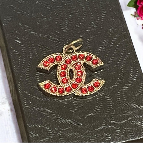 CHANEL Zipper Pull Pendant, Red Rhinestones, Gold Stamped. - Picture 5 of 7